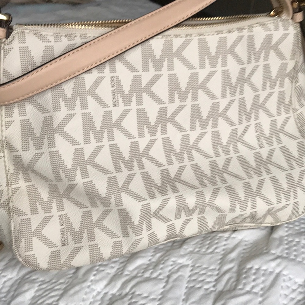 Michael Kors Jet Set Handbag in Vanilla